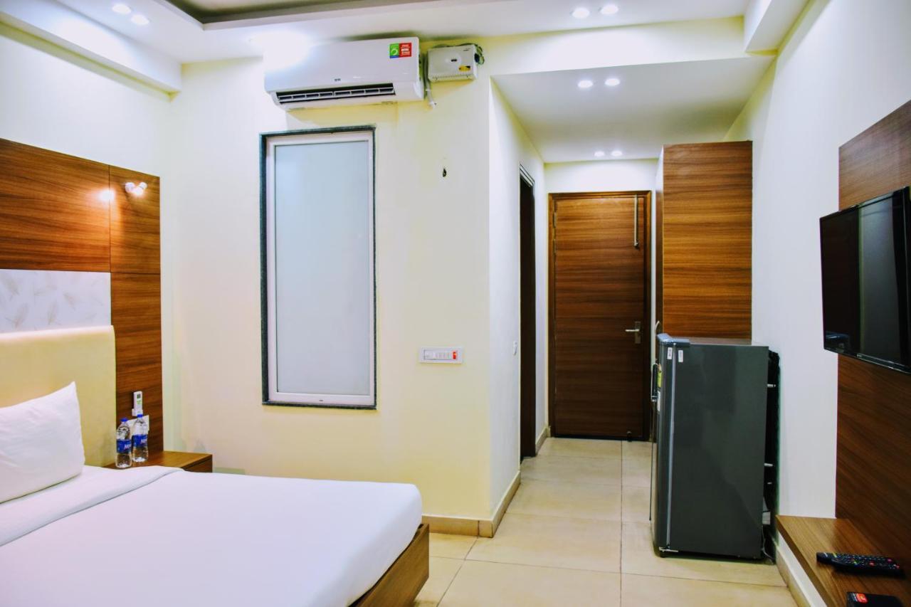 Hotel When In Gurgaon - Opposite To Artemis Hospital ภายนอก รูปภาพ
