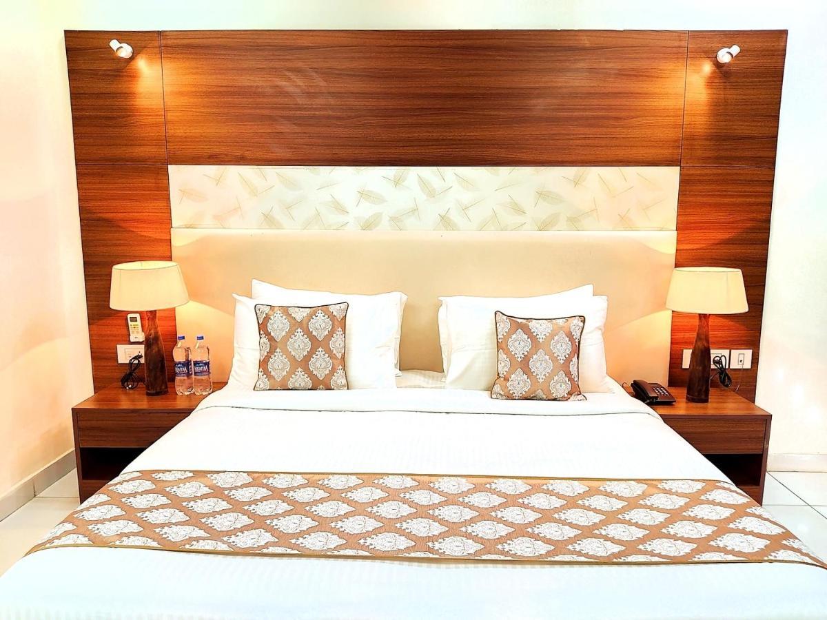 Hotel When In Gurgaon - Opposite To Artemis Hospital ภายนอก รูปภาพ