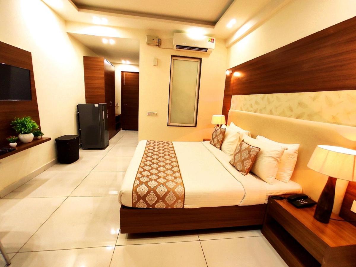 Hotel When In Gurgaon - Opposite To Artemis Hospital ภายนอก รูปภาพ