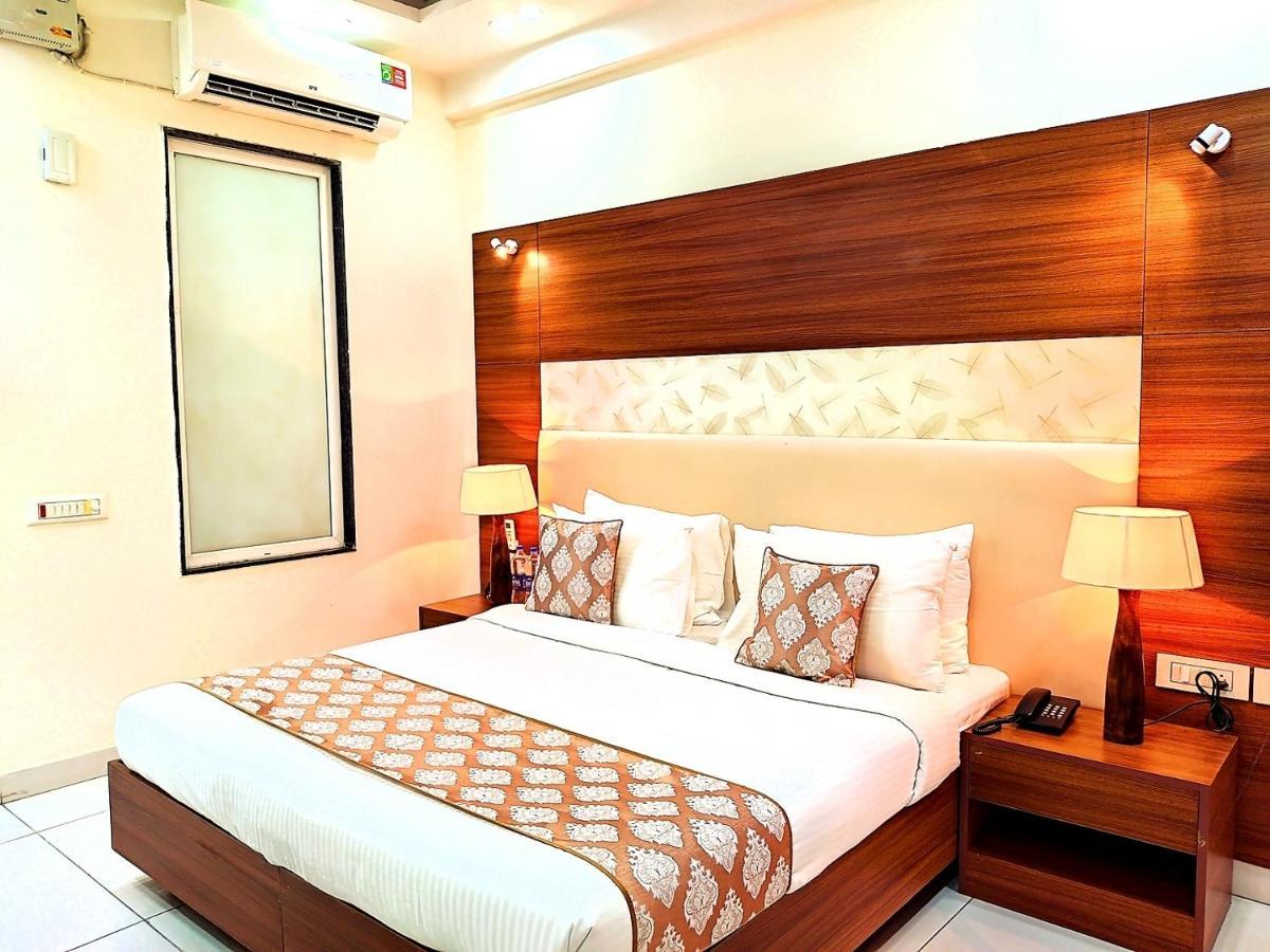 Hotel When In Gurgaon - Opposite To Artemis Hospital ภายนอก รูปภาพ