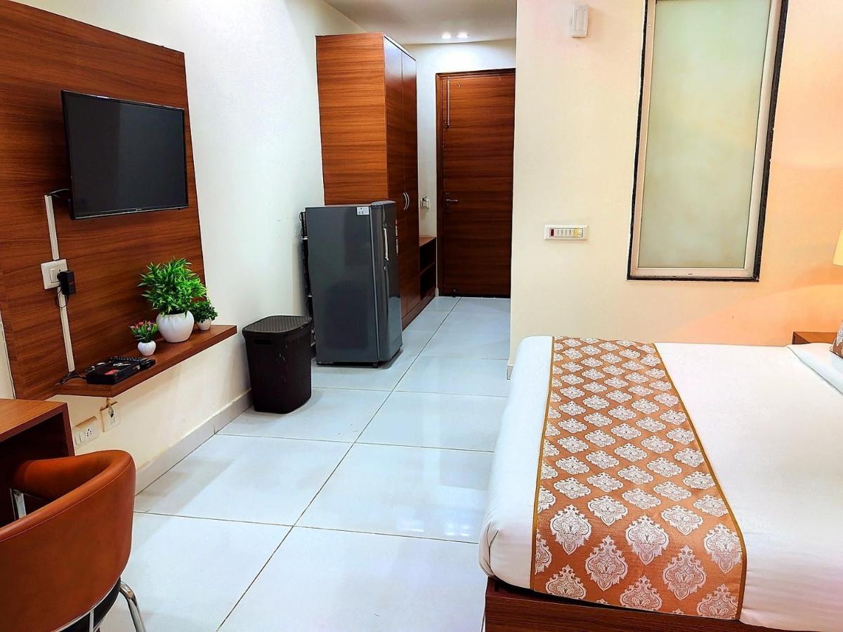 Hotel When In Gurgaon - Opposite To Artemis Hospital ภายนอก รูปภาพ